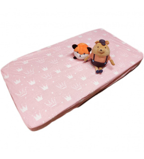 Detská bavlnená plachta do postieľky na gumu 120x60 cm vzor korunky na ružovom