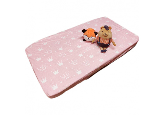 Detská bavlnená plachta do postieľky na gumu 120x60 cm vzor korunky na ružovom