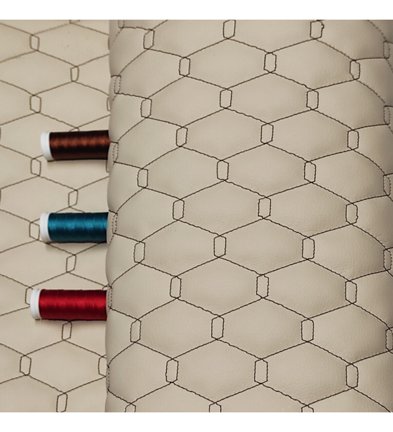 Ekokůže GEO barva béžová prošívaná hnědými nitěmi 1,25 m x 0,75 m